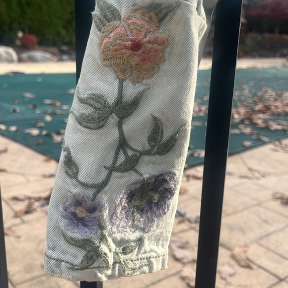 BLANKNYC M Denim Jean Jacket Floral Embroidered with Silver Studs - Picture 8 of 9